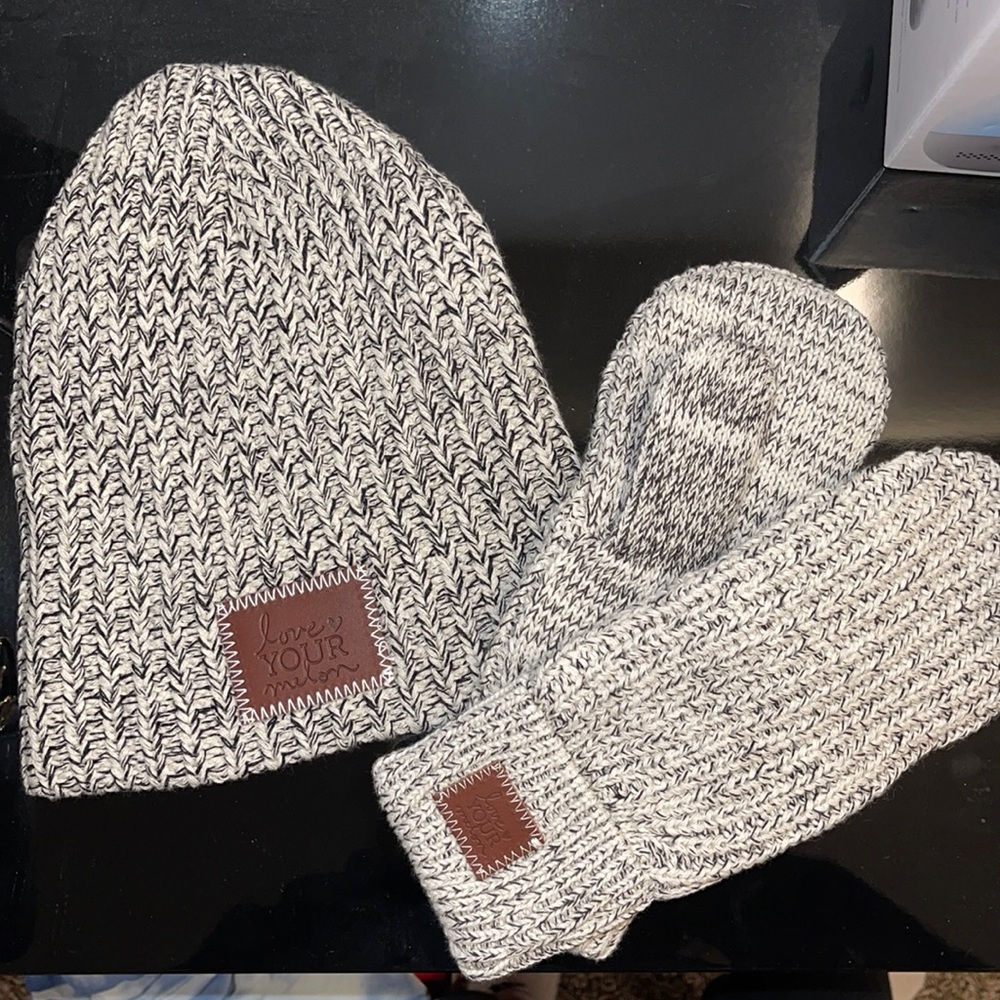 Hate and gloves (mittens)